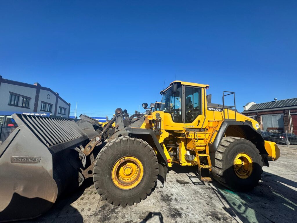 Ładowarki. Wynajem urządzeń rozładunkowych. Sprzątanie ładowni statków.